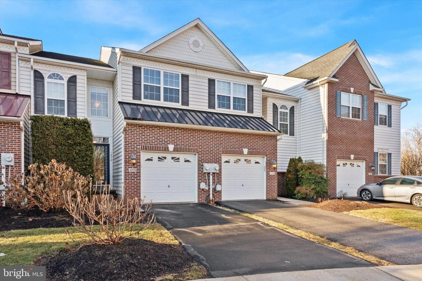 1070 Rosemont Terrace photo 2