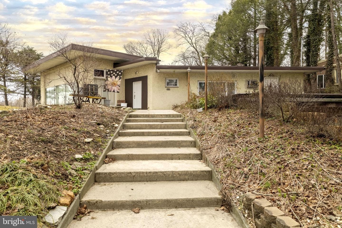 587 Moreland Road photo 2