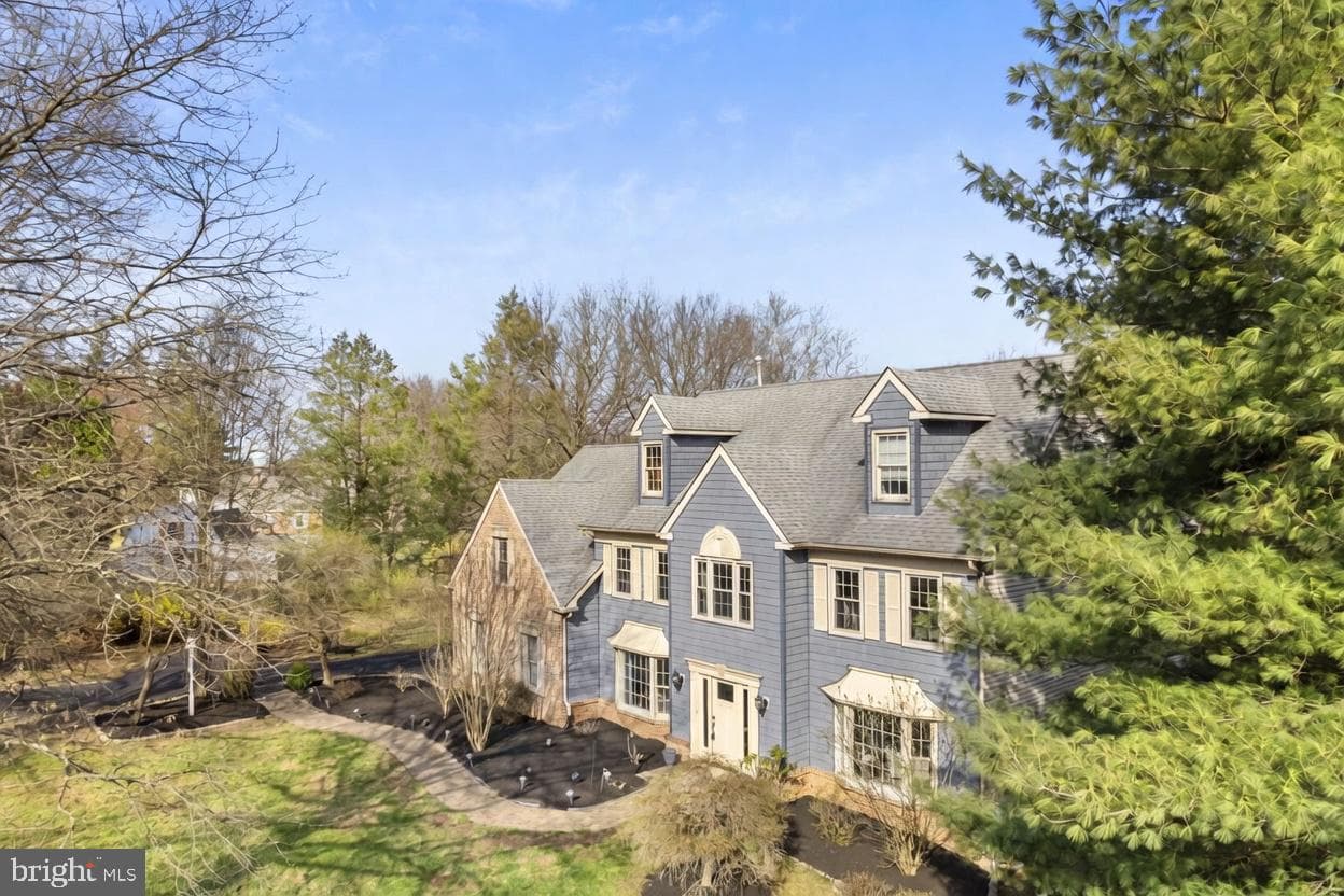 220 Richard Way photo 3
