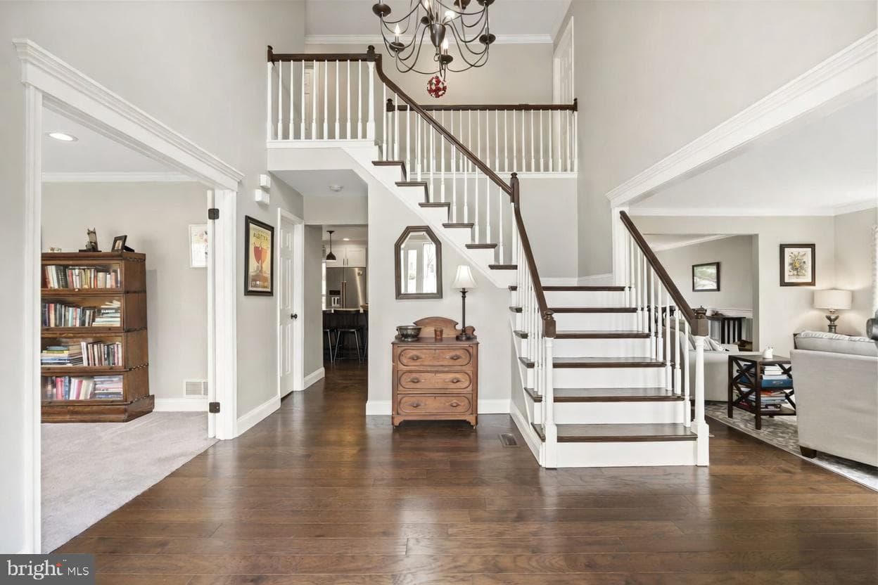 220 Richard Way photo 6
