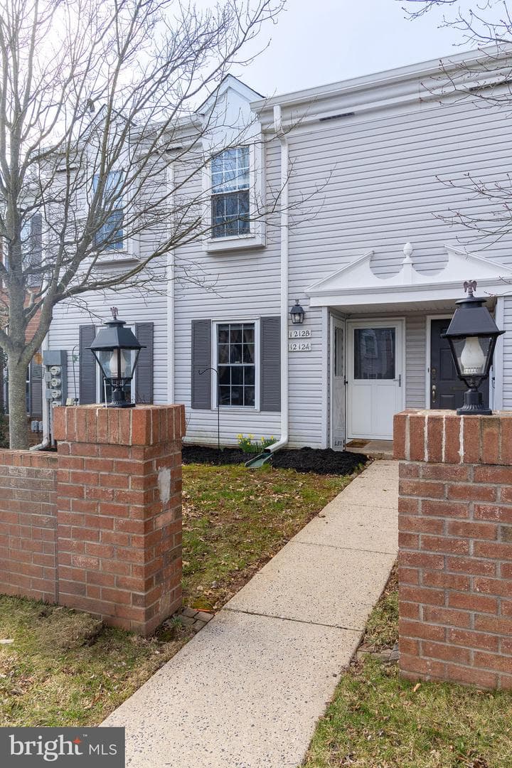 1212a Crosshill Court photo 2