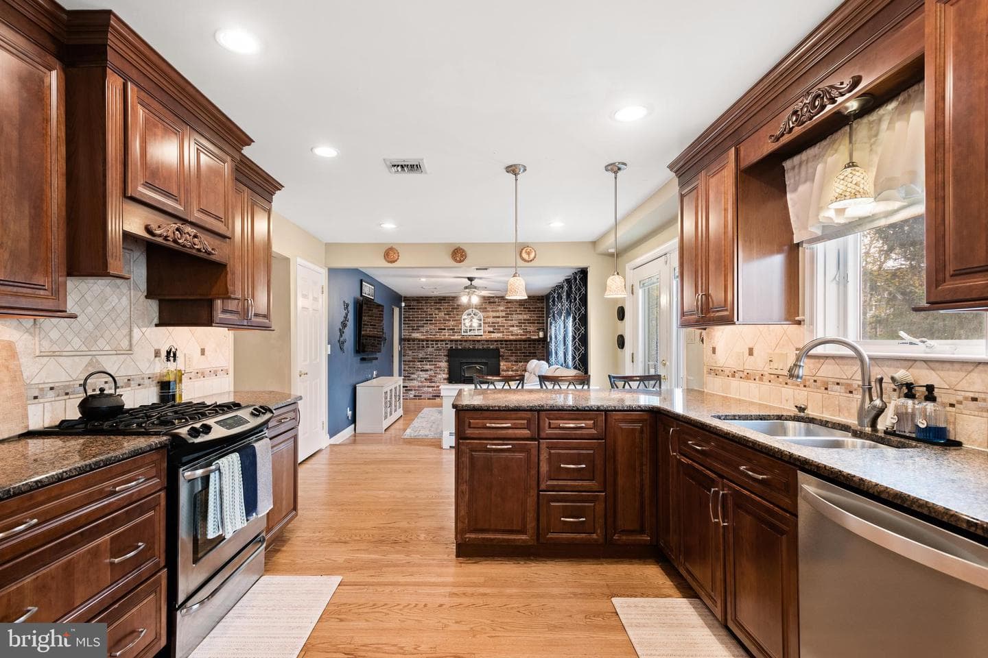 735 Champlain Drive photo 4