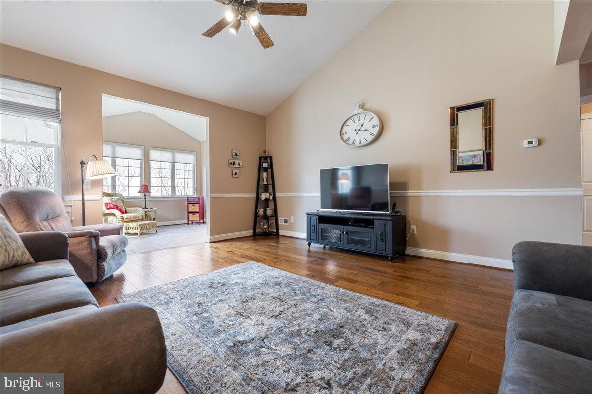 327 Melbourne Way photo 4