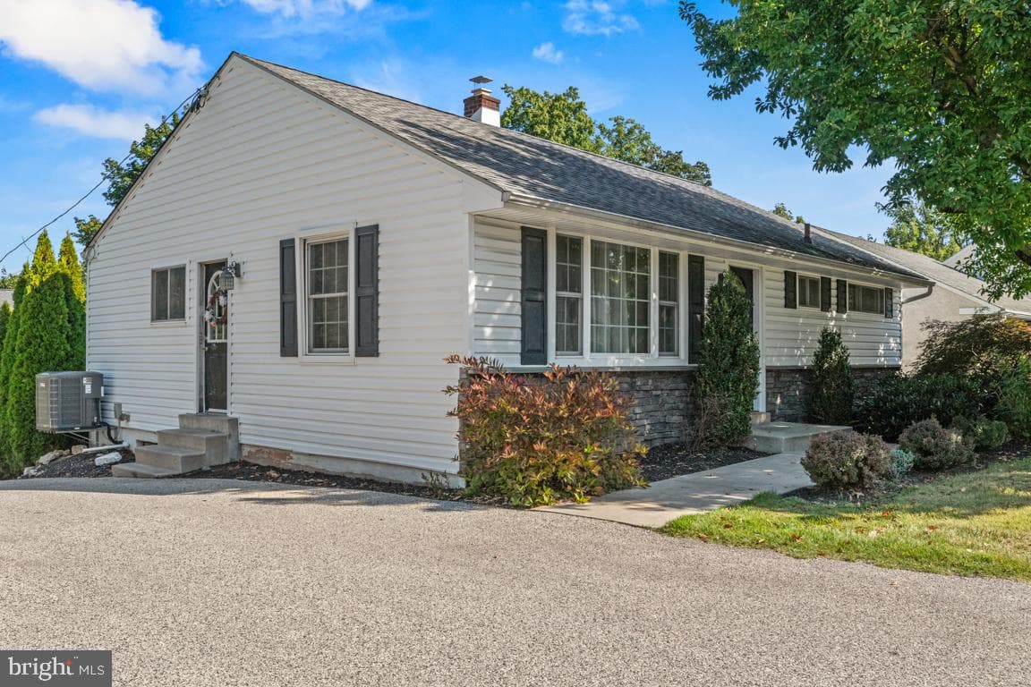 416 Stuart Ln photo 7