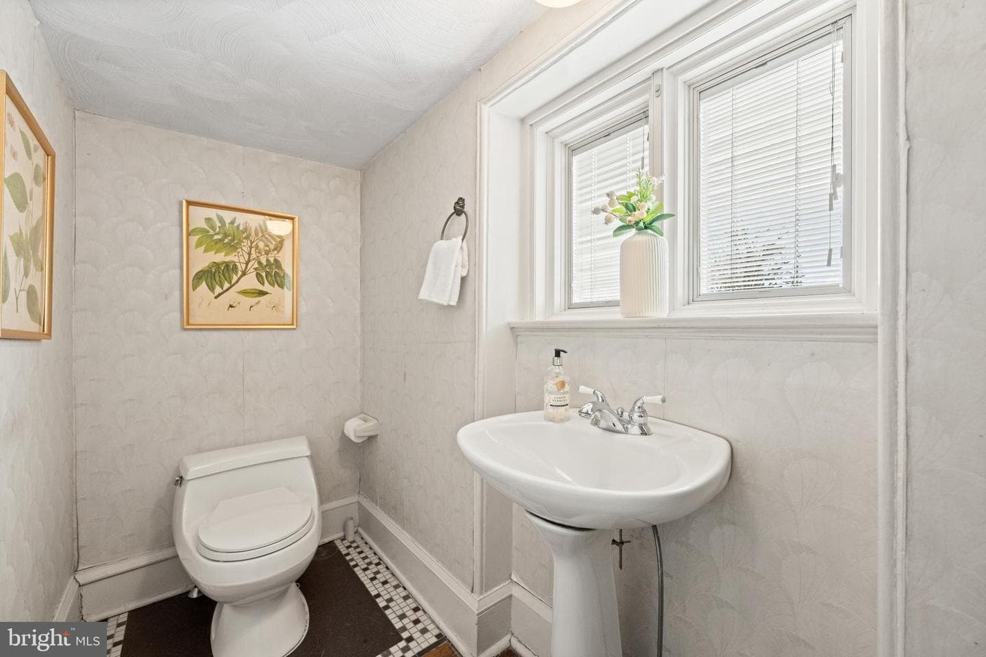 111 E Montgomery Avenue photo 28