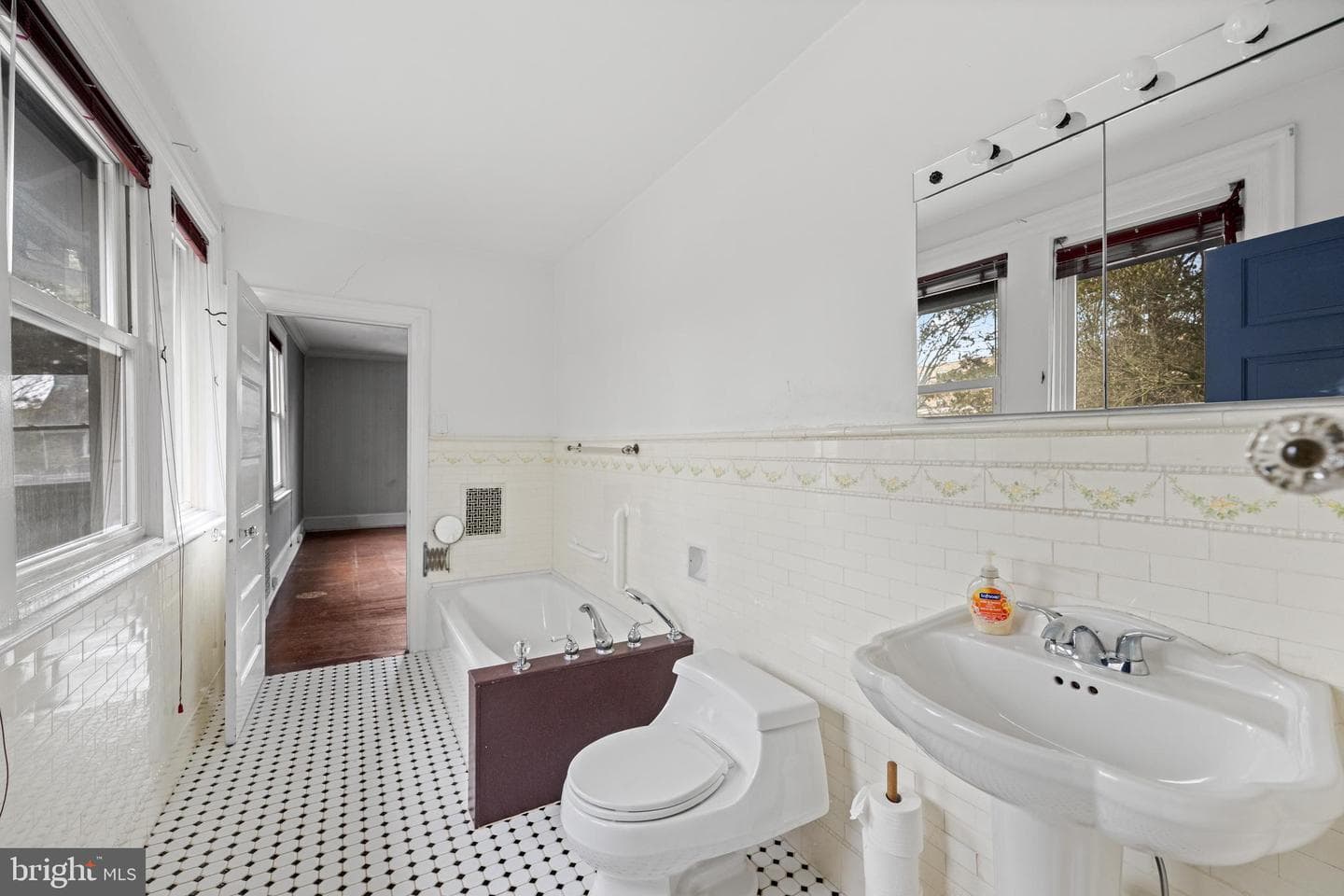 111 E Montgomery Avenue photo 34