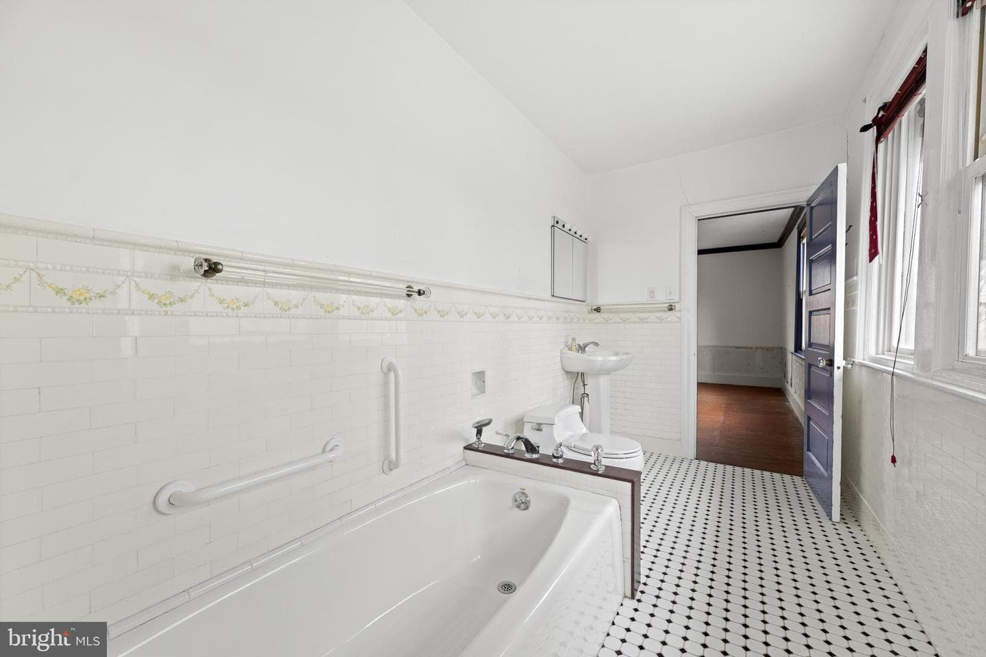 111 E Montgomery Avenue photo 35