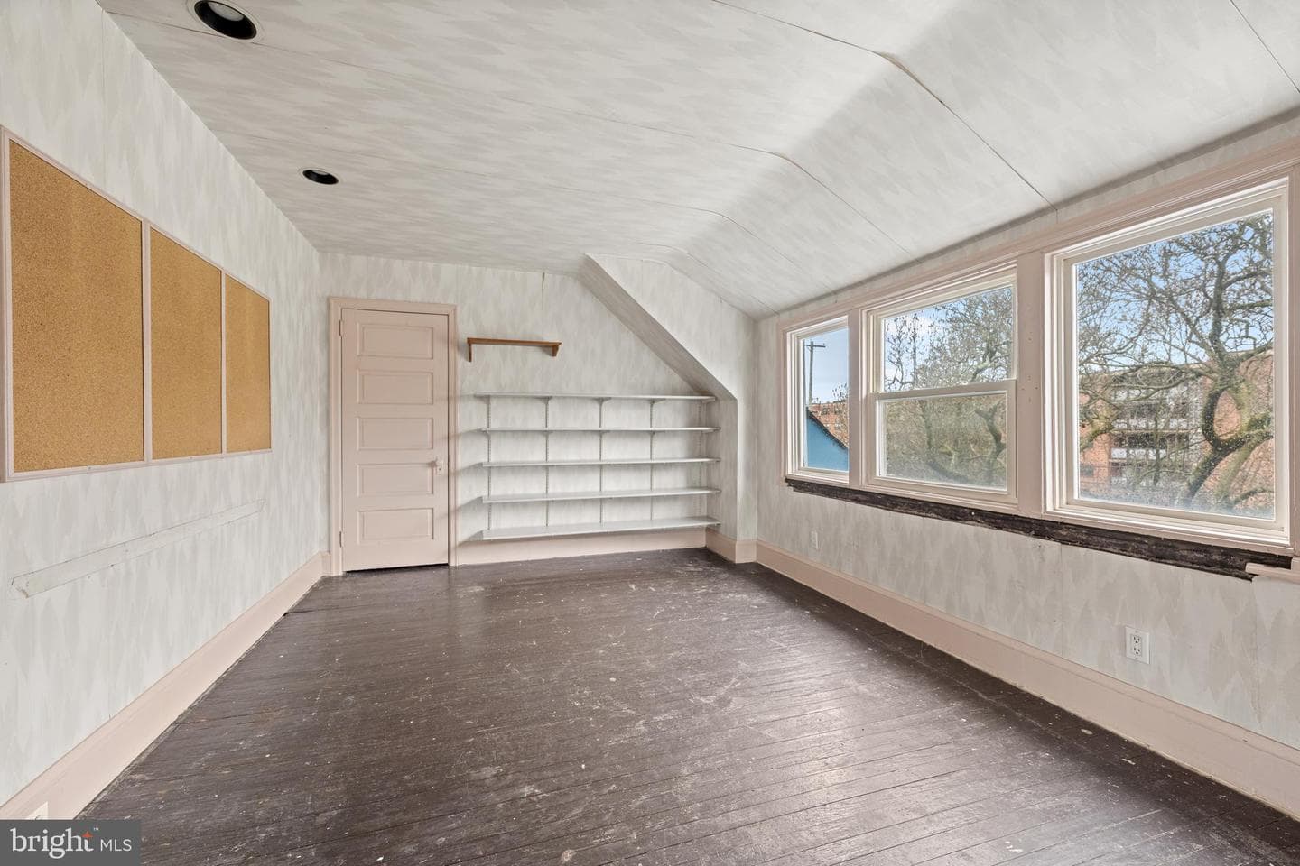 111 E Montgomery Avenue photo 43