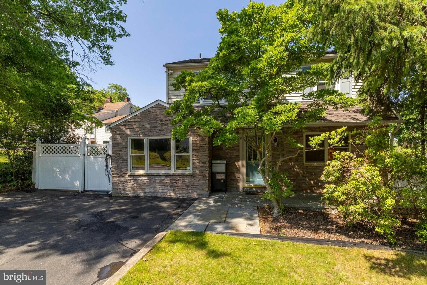950 Bradfield Road photo 2