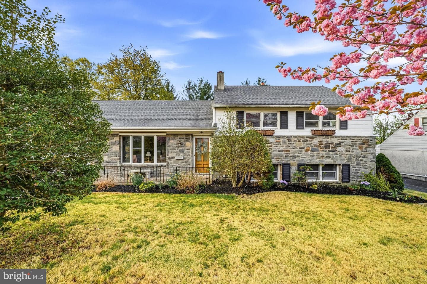 574 General Armstrong Road photo 2
