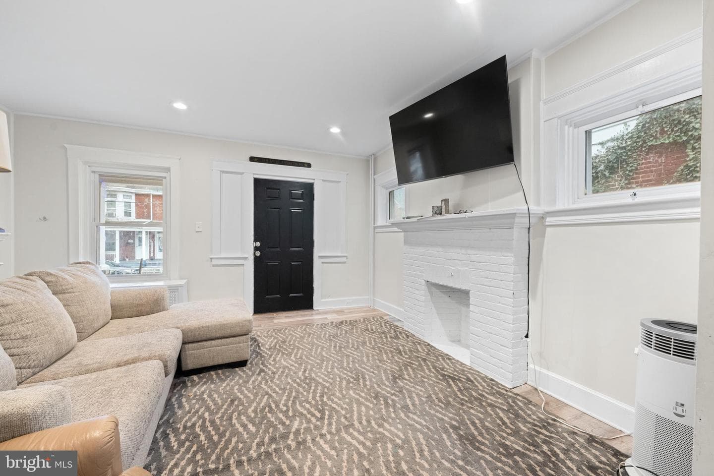 1009 Queen St photo 4