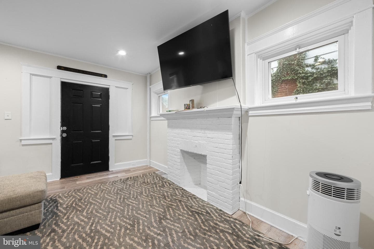 1009 Queen St photo 5