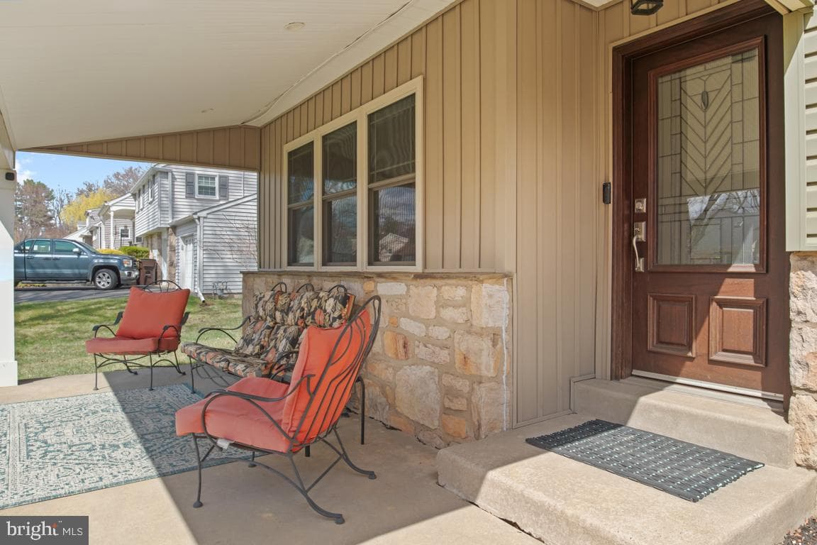 220 Hibbert Road photo 3