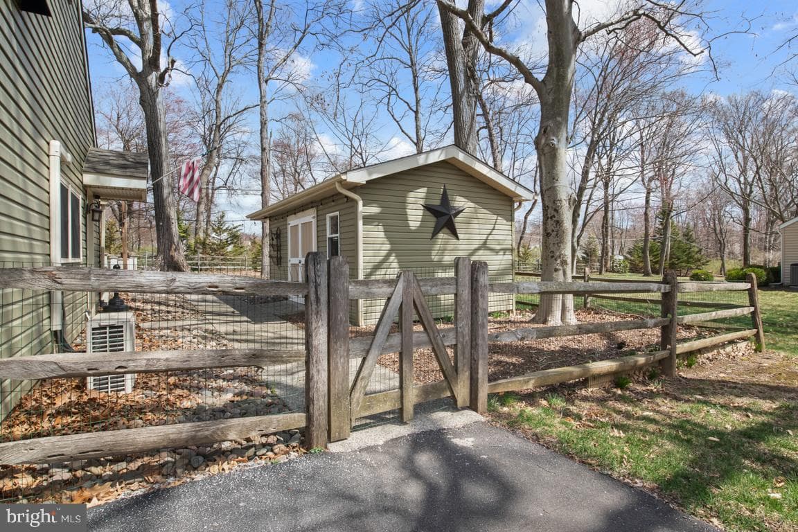 220 Hibbert Road photo 31