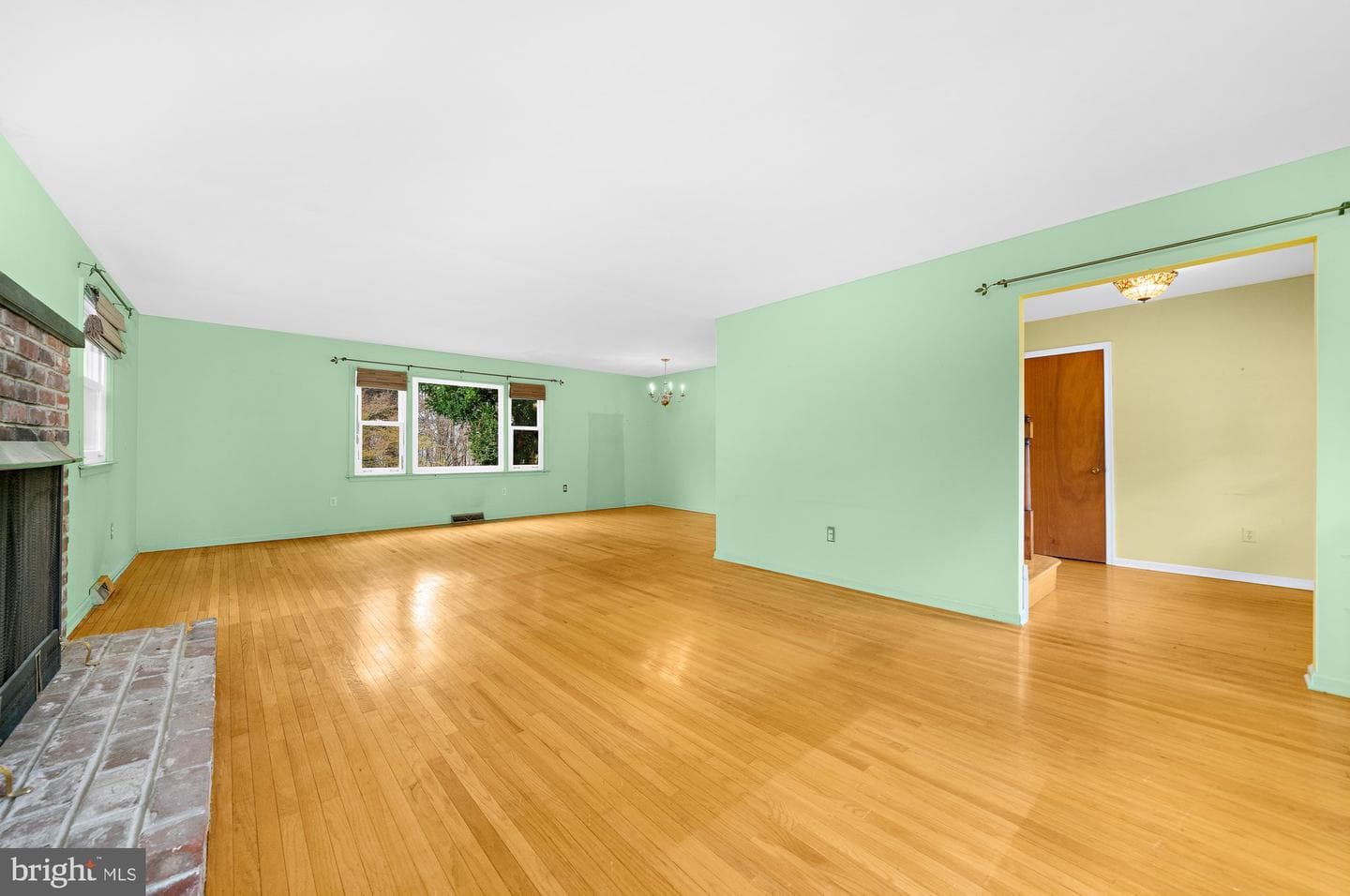 552 Woodward Drive photo 3