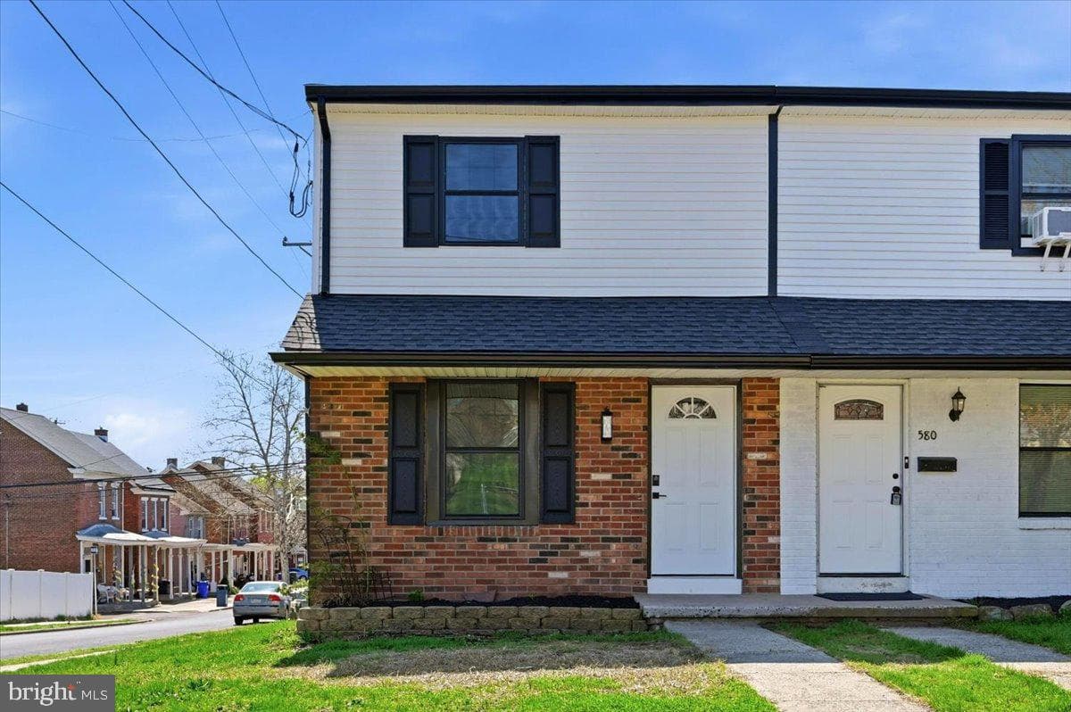 582 Walnut Street photo 2