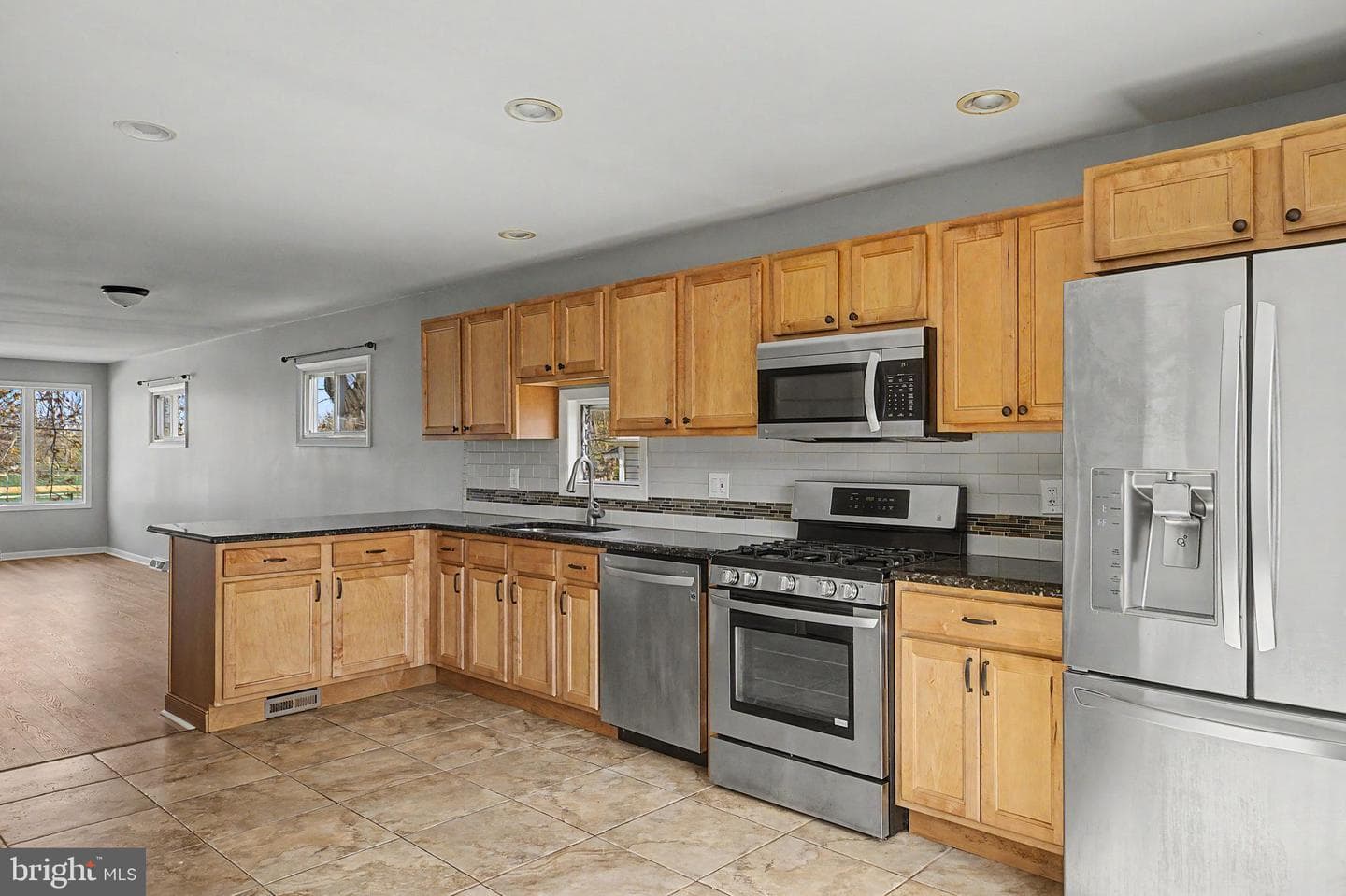 2832 Jefferson Avenue photo 13