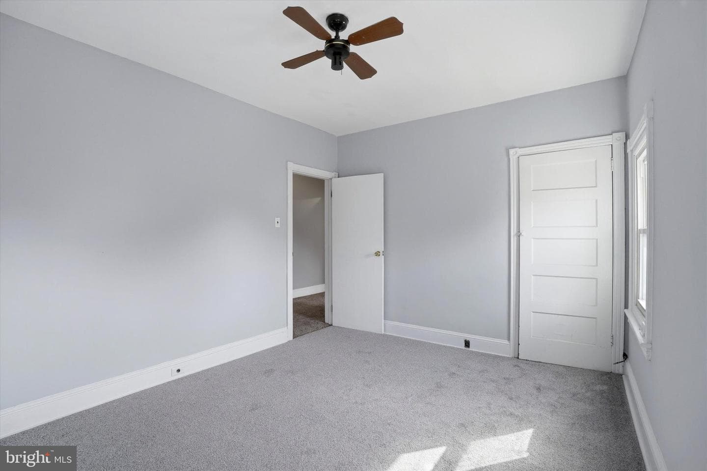 301 Grayling Avenue photo 12