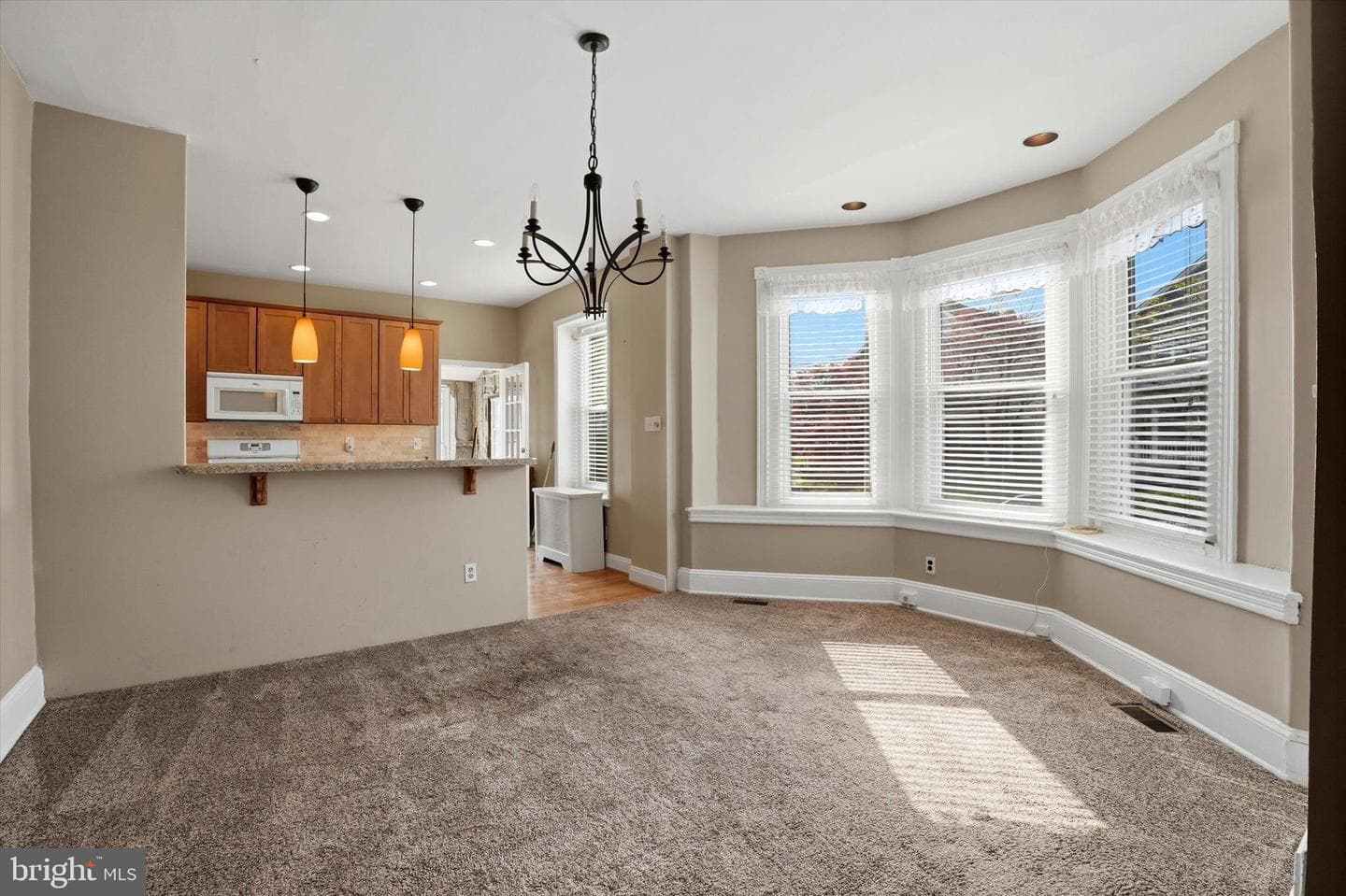 301 Grayling Avenue photo 5