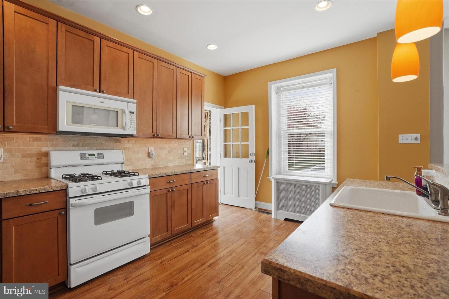 301 Grayling Avenue photo 9
