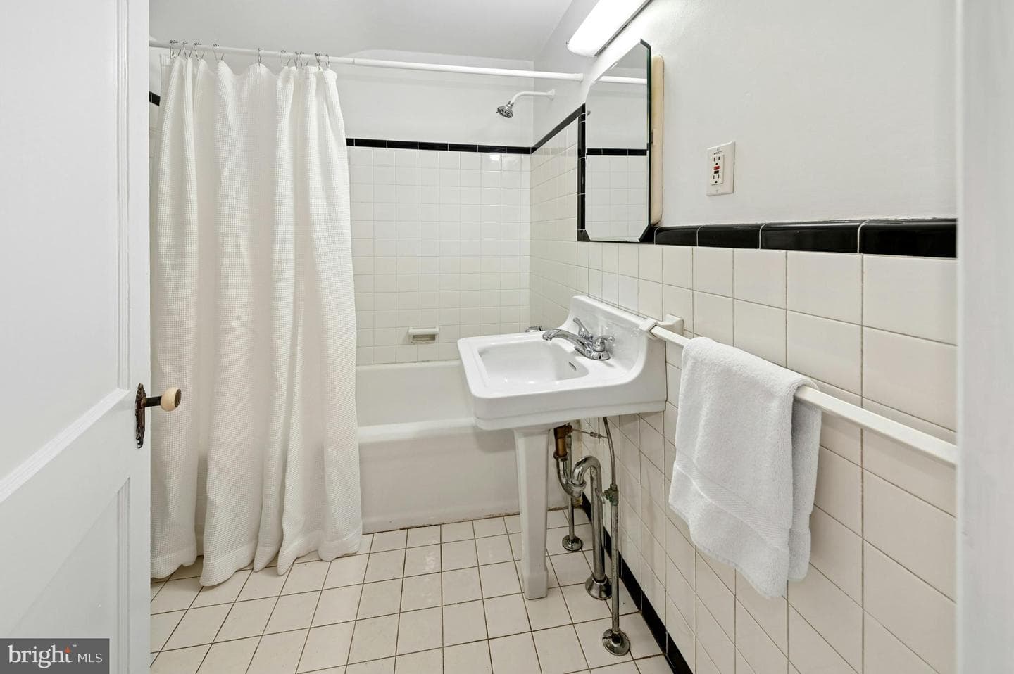 2301 Coles Boulevard photo 23