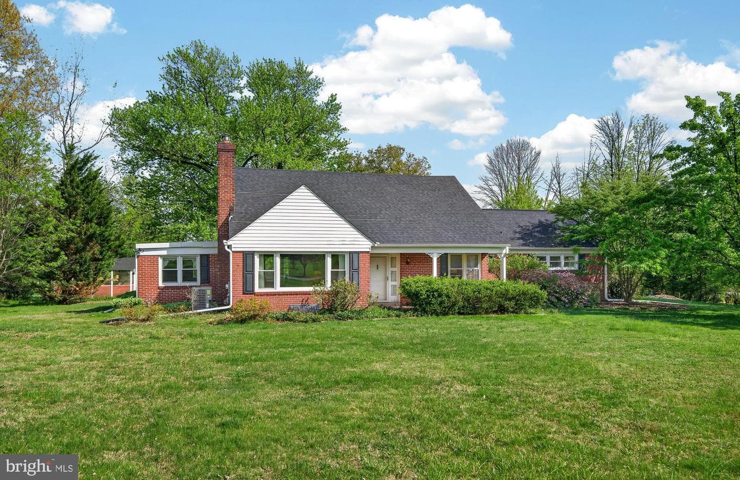 1702 Pemberton Road photo 4