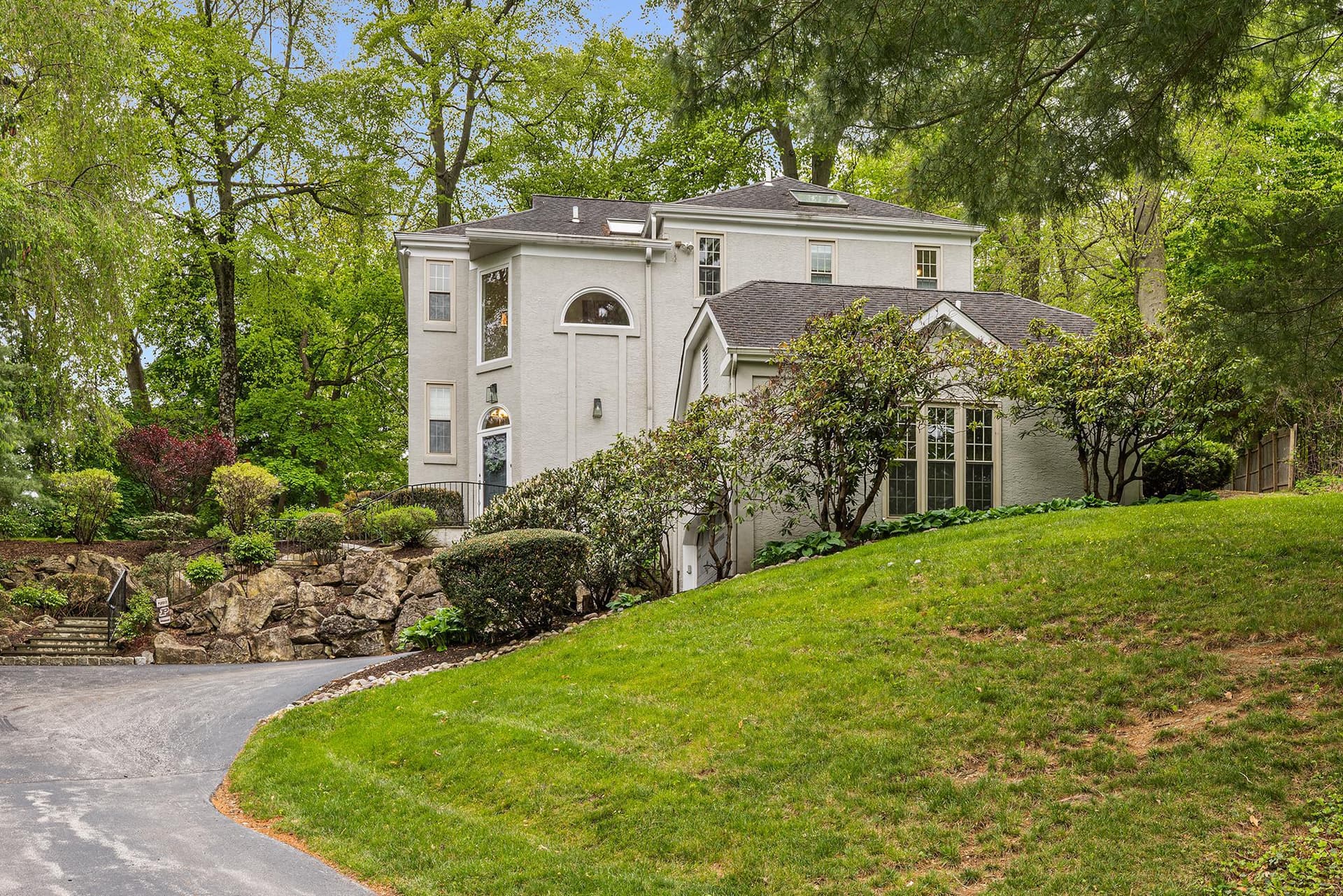 2114 Greenbrier Drive photo 3