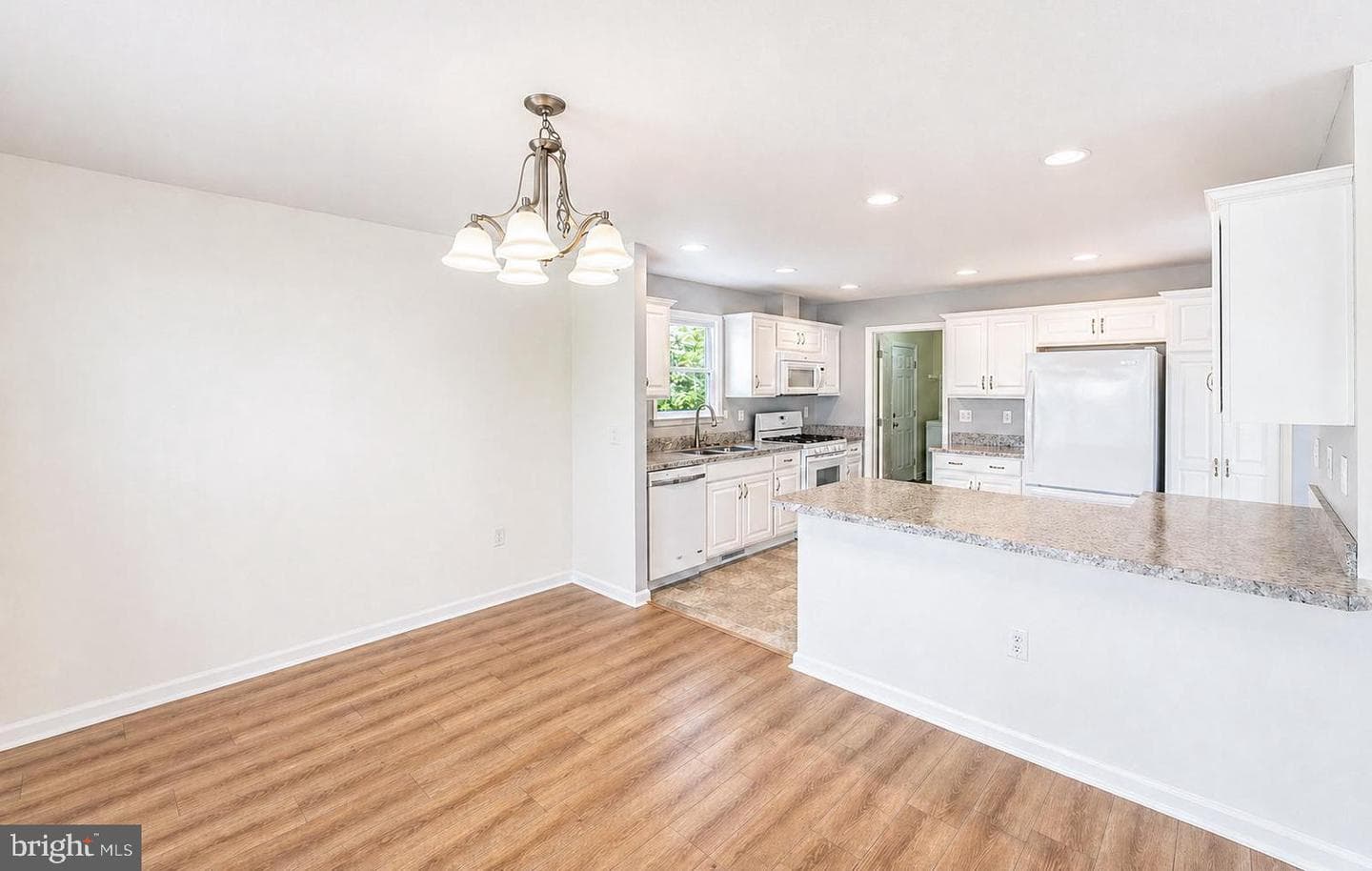 423 Honeysuckle Lane photo 11