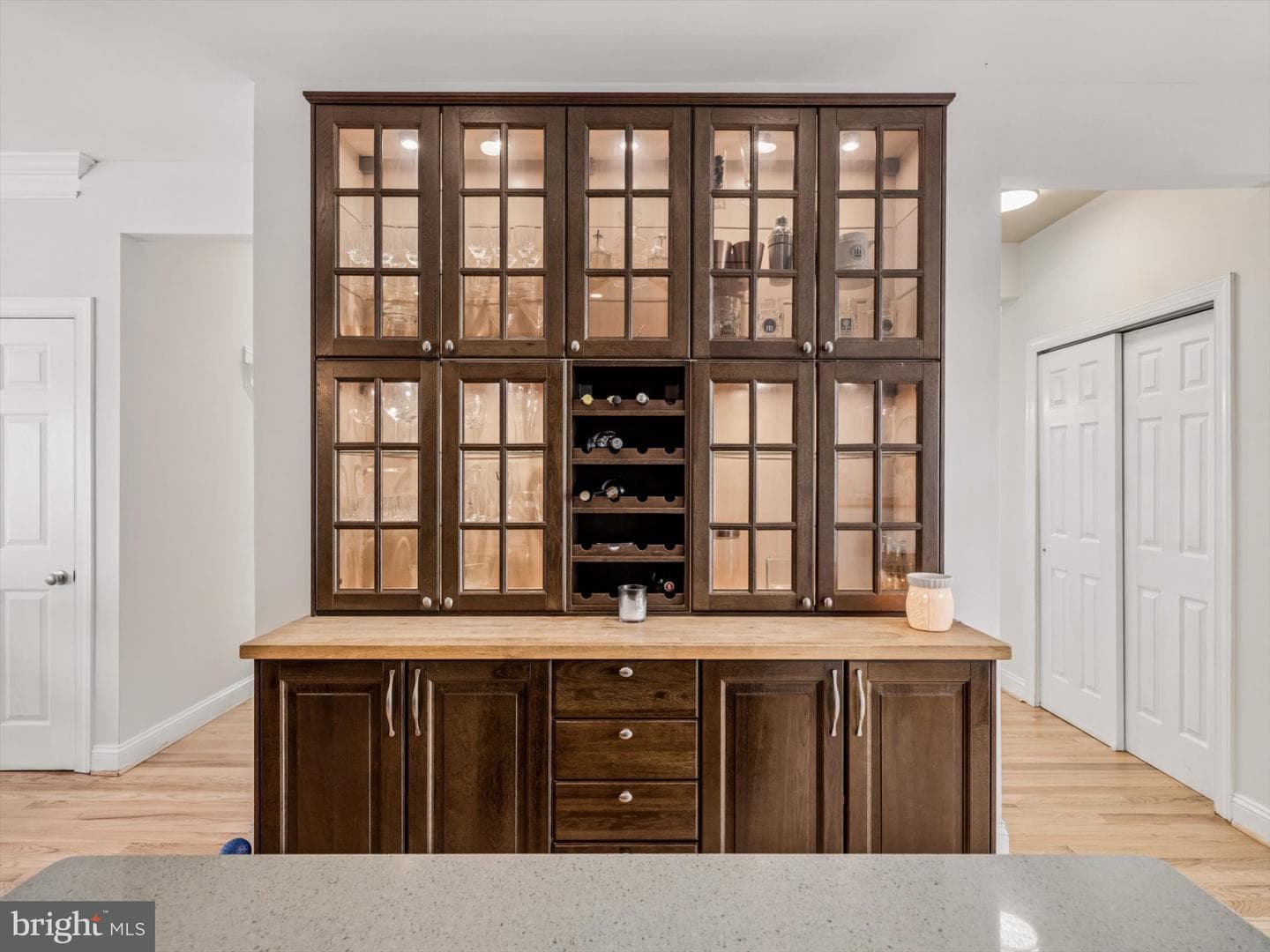 1001 Windsor photo 14