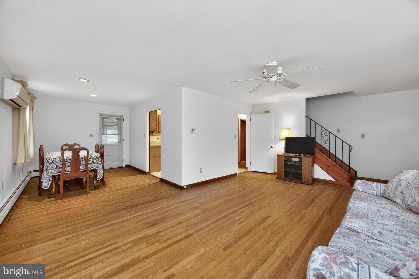 234 W Chestnut Street photo 11