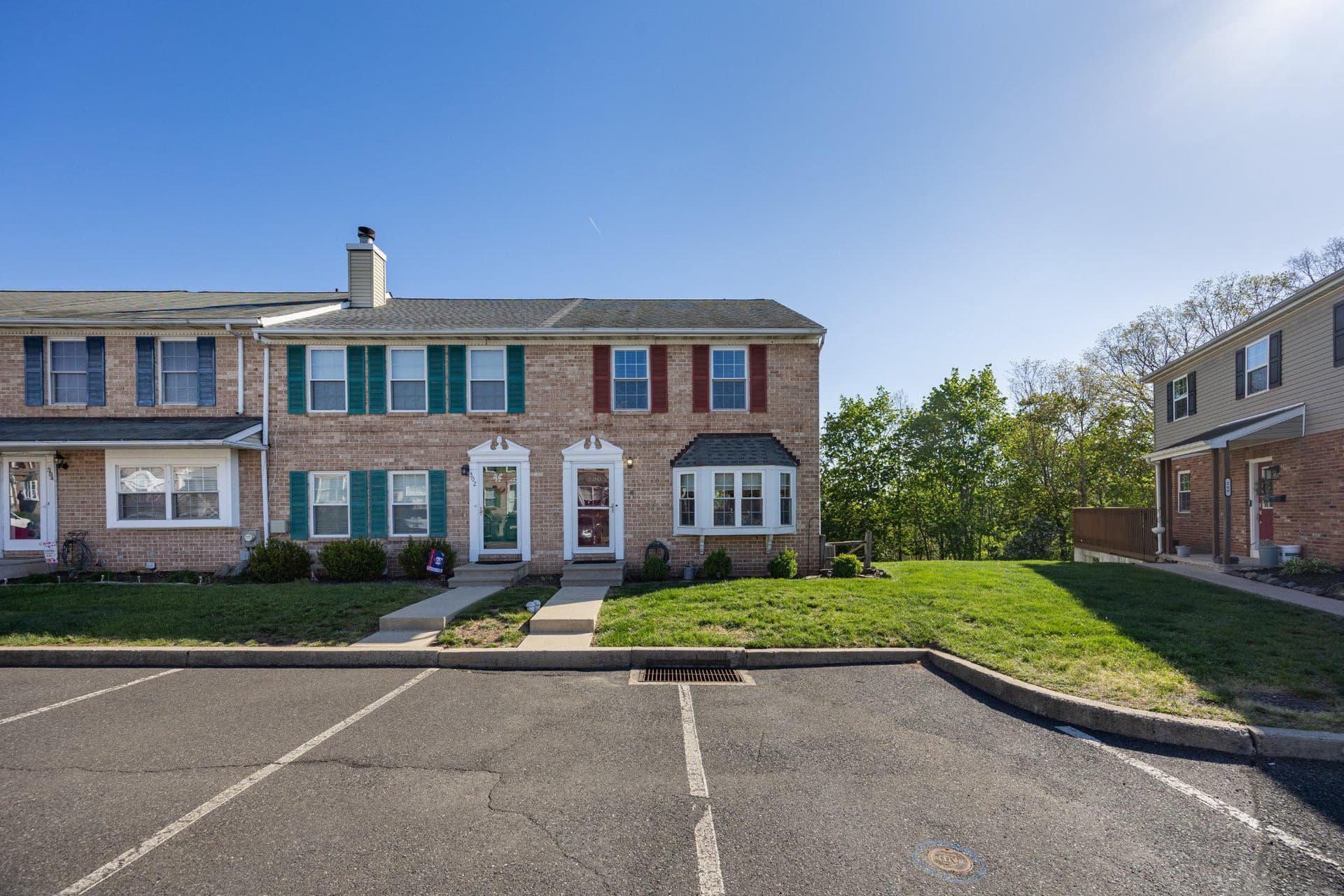 300 Lexington Rd photo 2