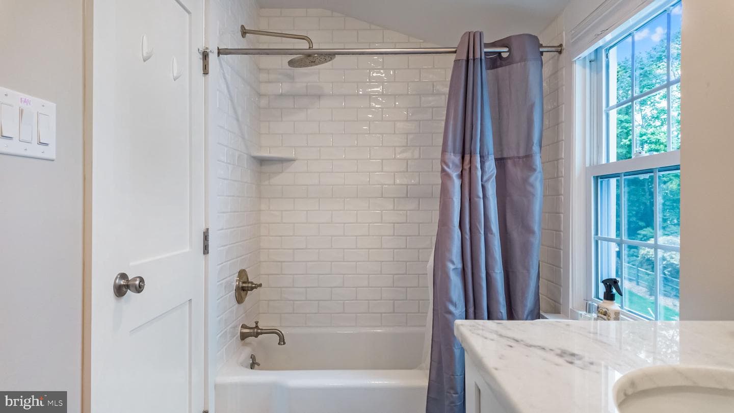 611 Twickenham Road photo 24