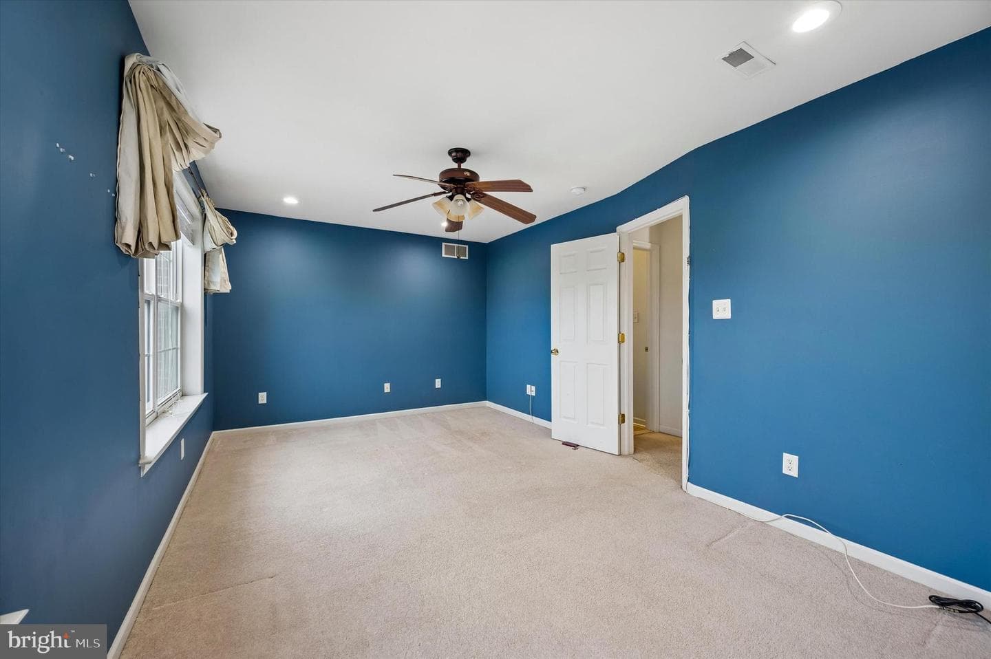 9 E Roberts Street photo 20