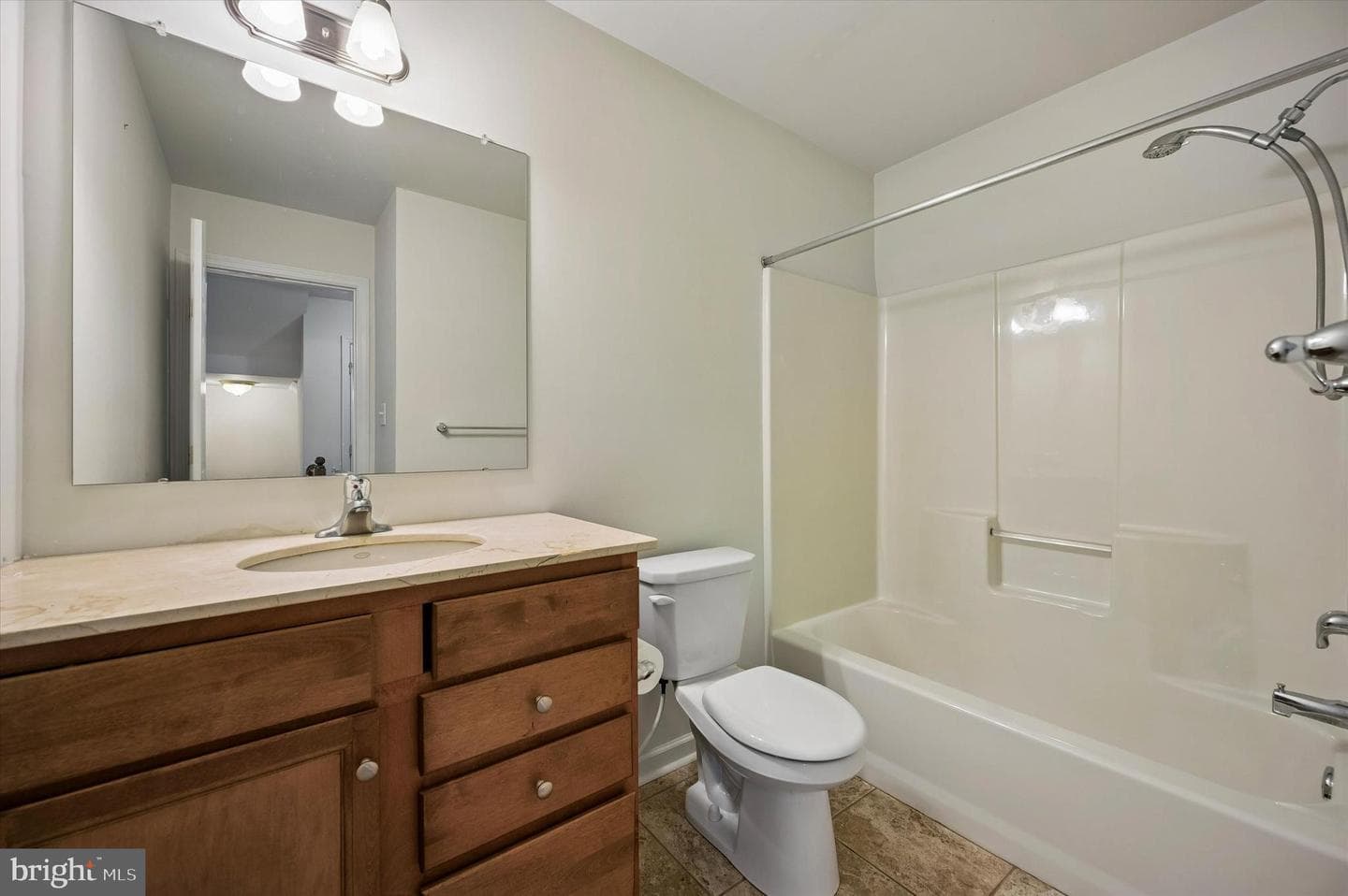 9 E Roberts Street photo 22