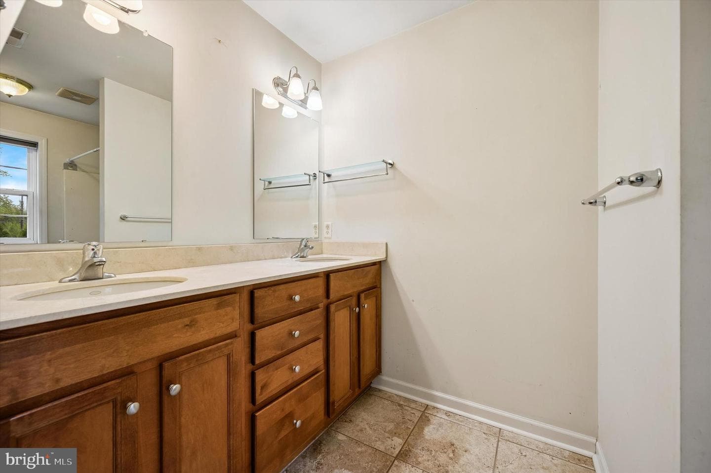 9 E Roberts Street photo 24