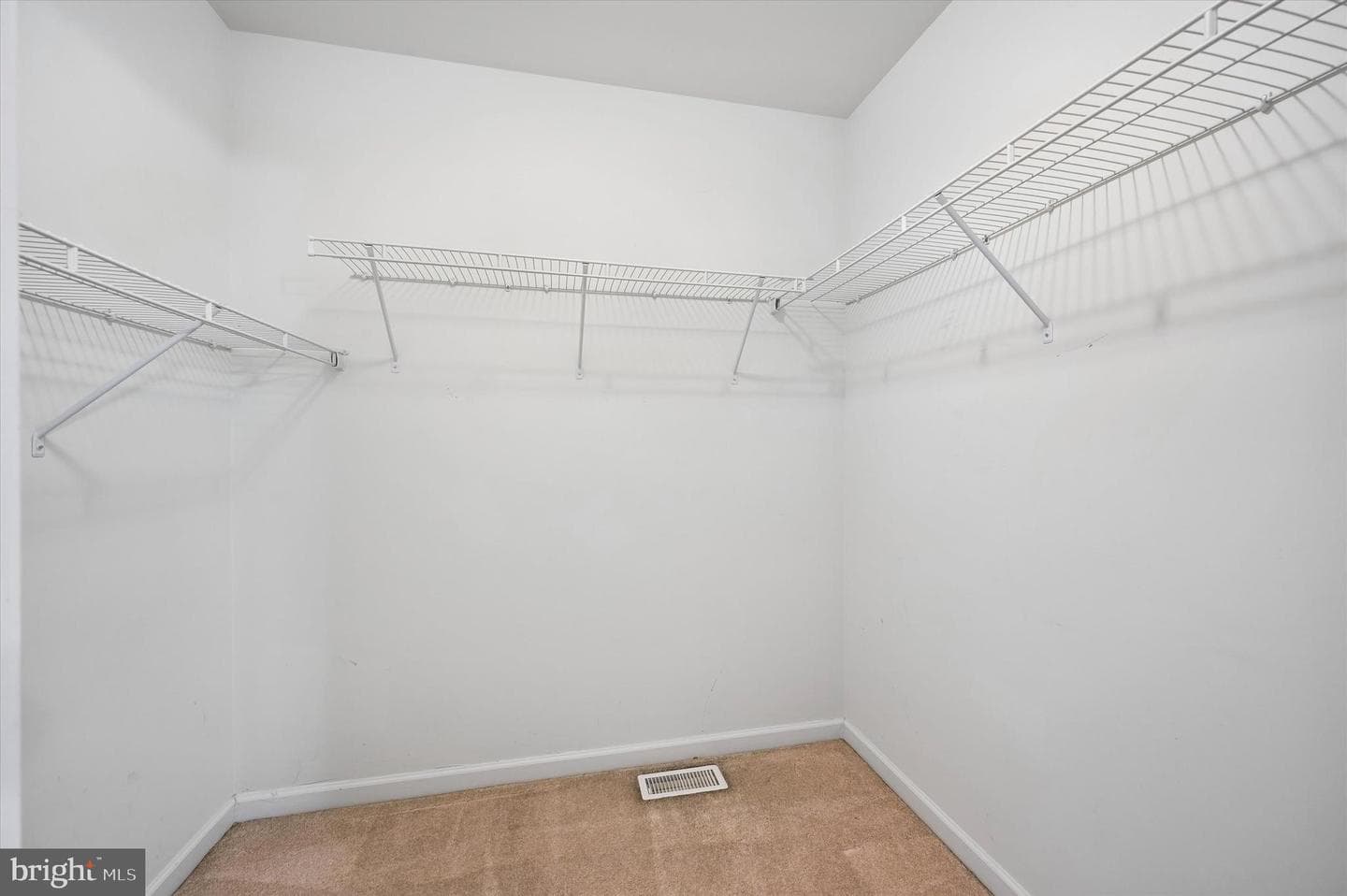 9 E Roberts Street photo 26