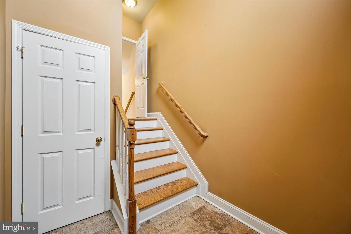9 E Roberts Street photo 3