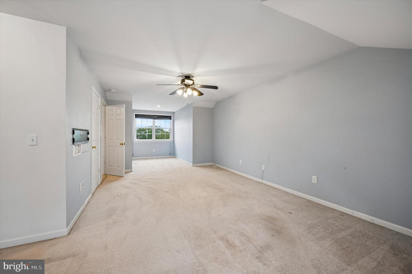 9 E Roberts Street photo 32