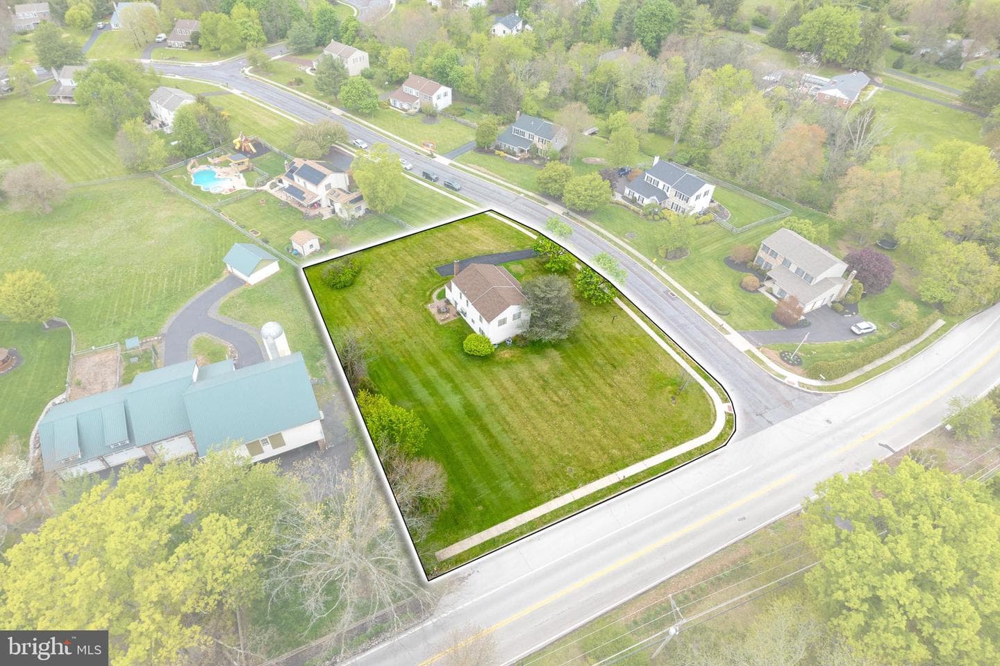 892 Carriage Way photo 2