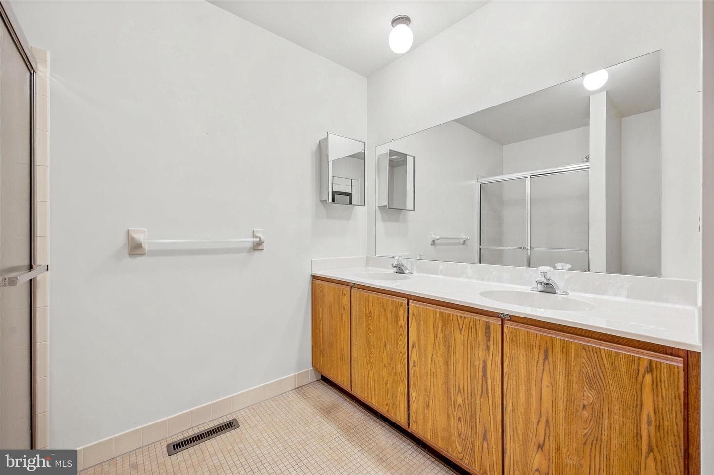303 Essex Ct photo 20