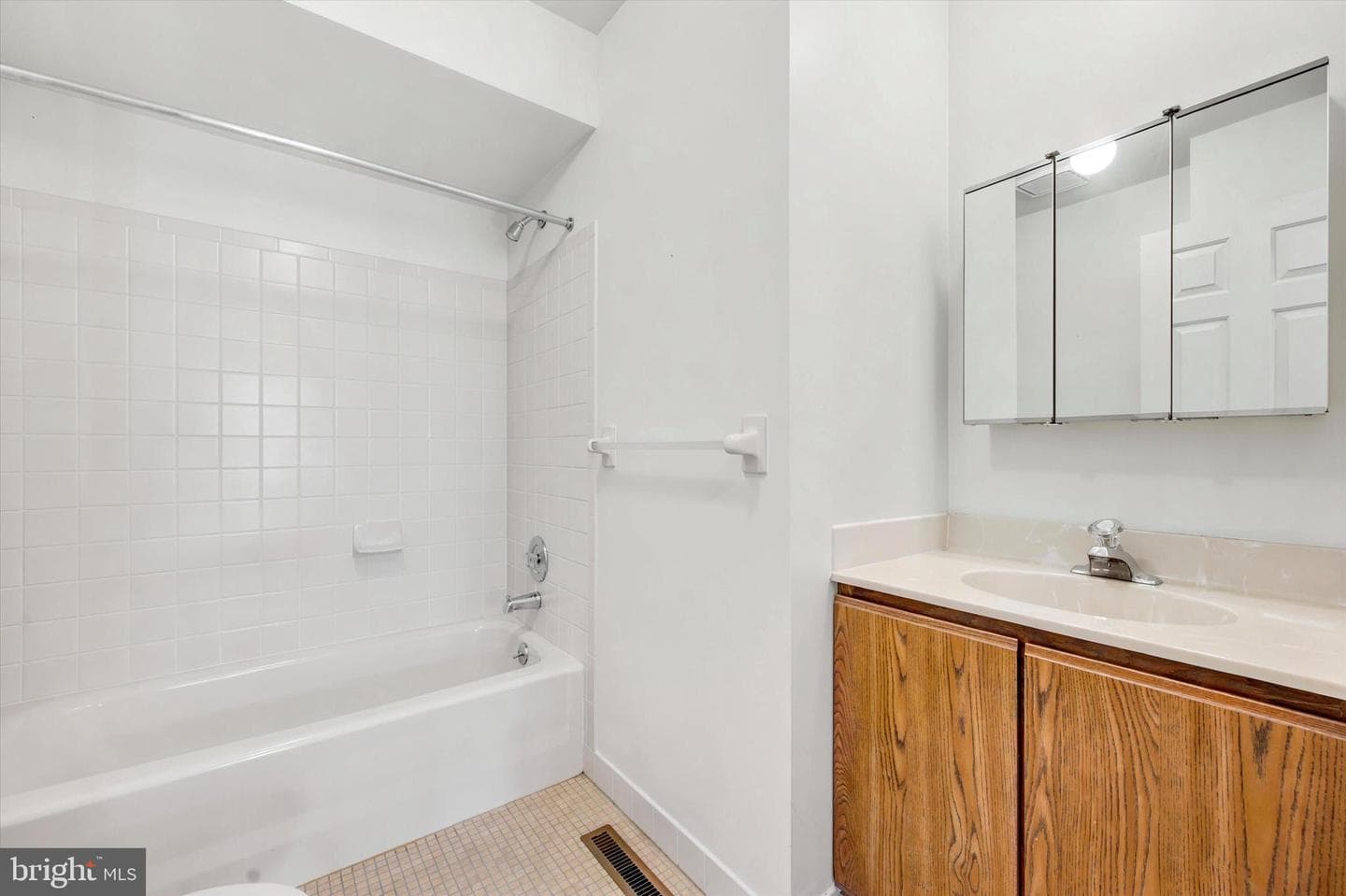 303 Essex Ct photo 23