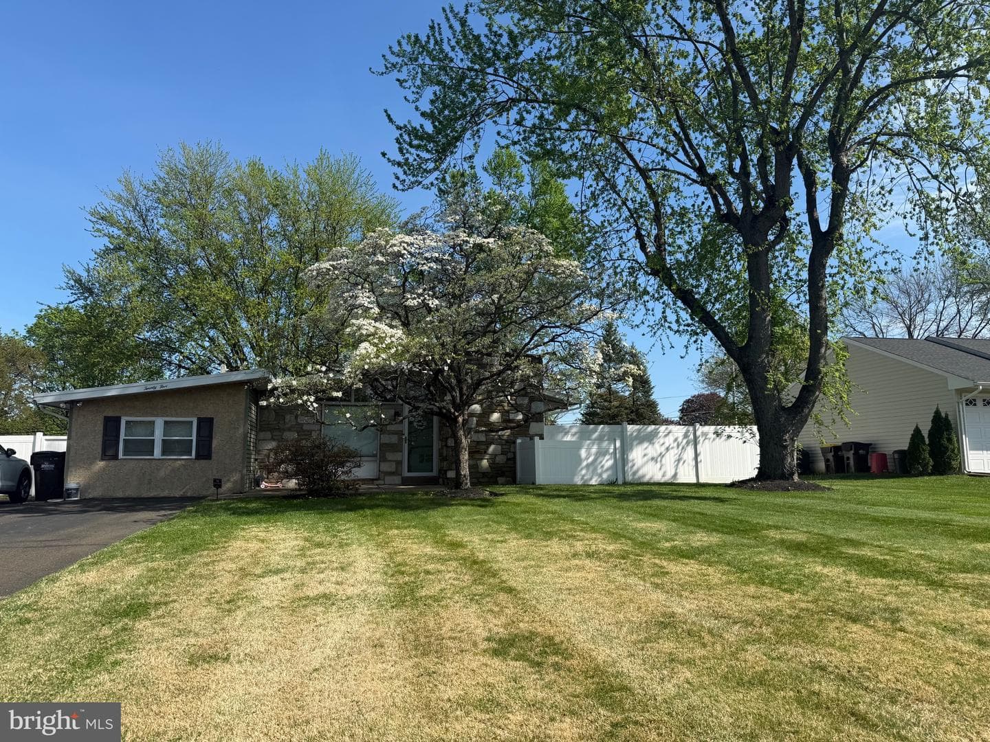 25 Maple Avenue photo 2