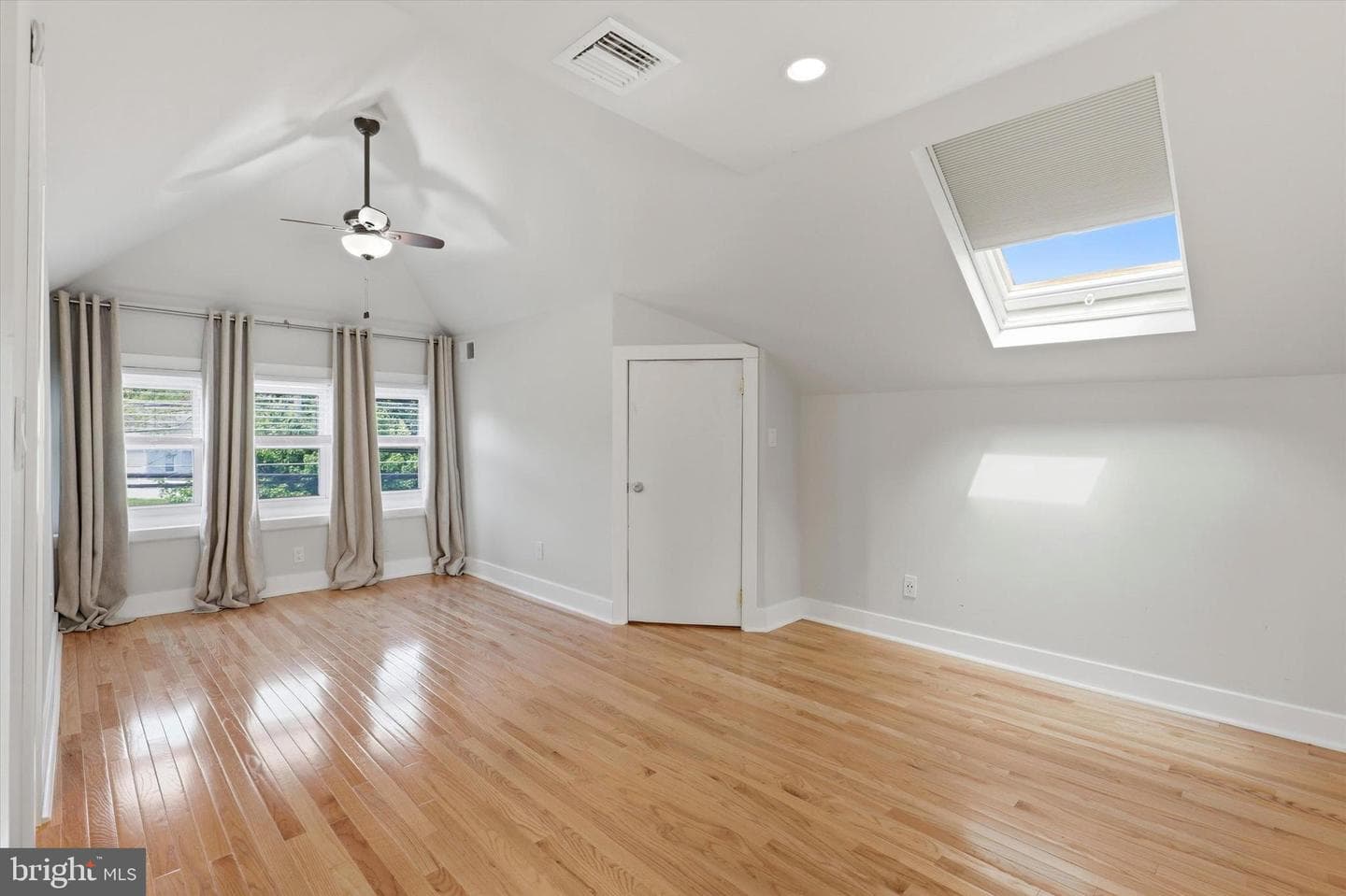 272 E North Lane photo 17