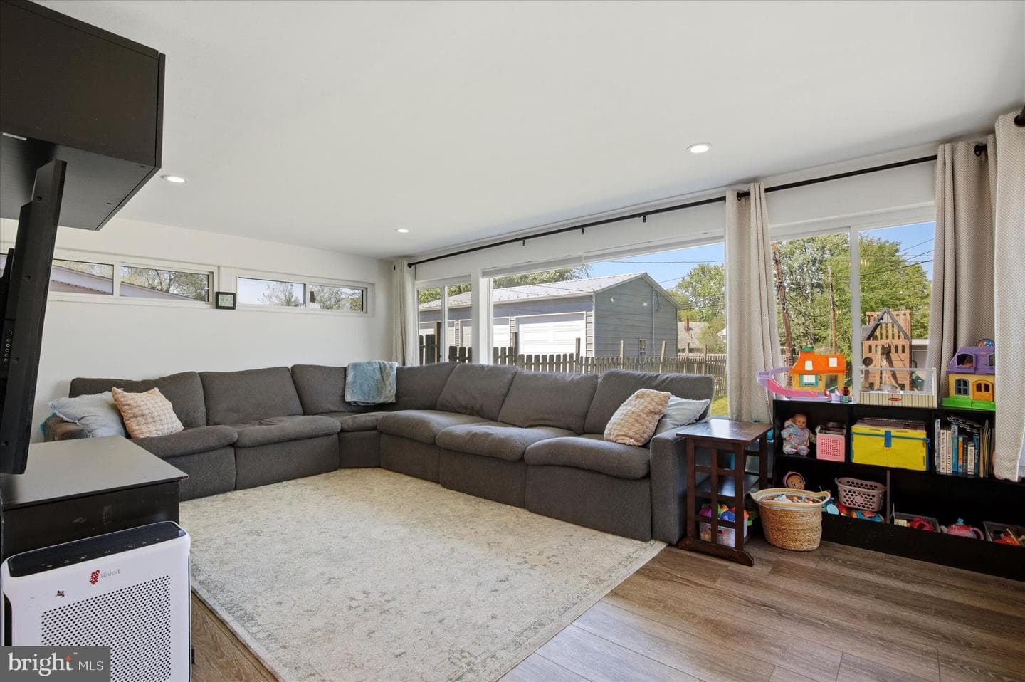 235 W King Street photo 14