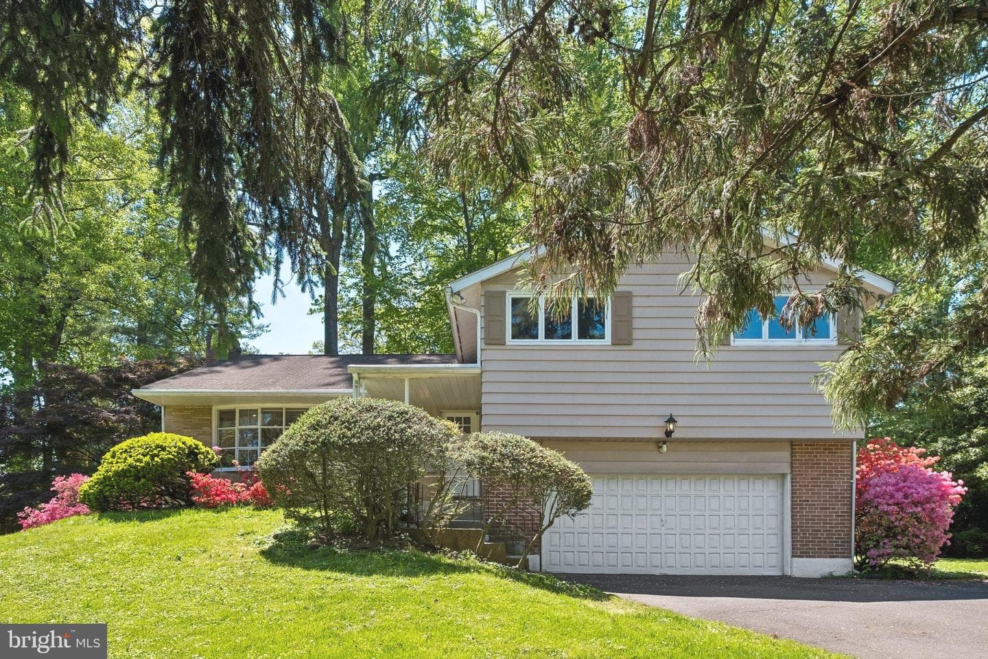 1076 Devon Road photo 1