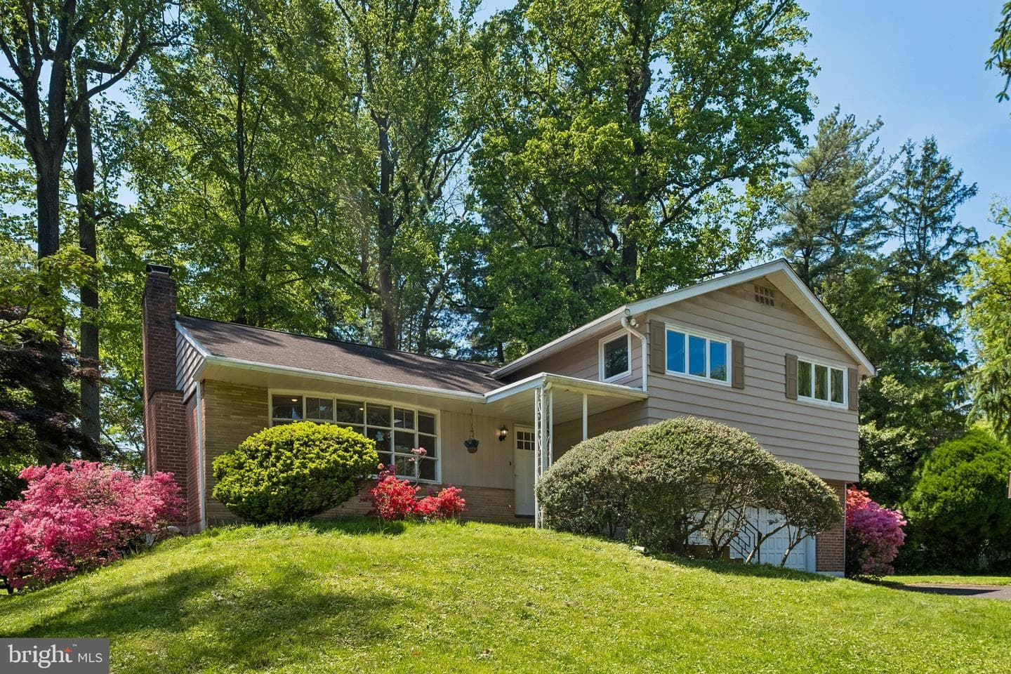 1076 Devon Road photo 2