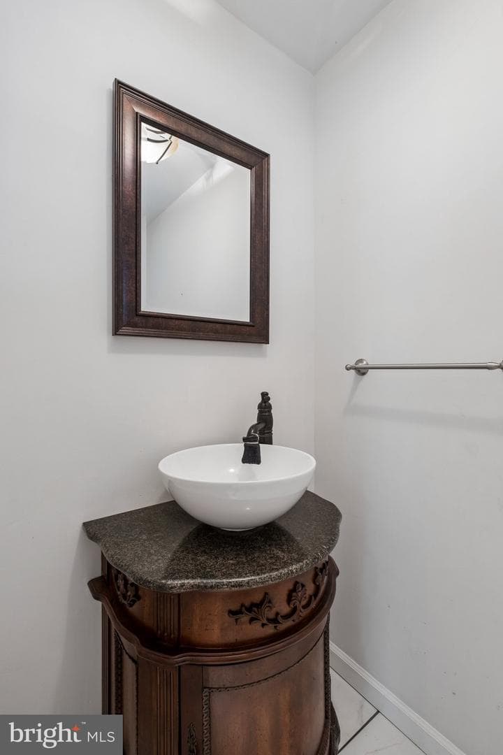 1076 Devon Road photo 36