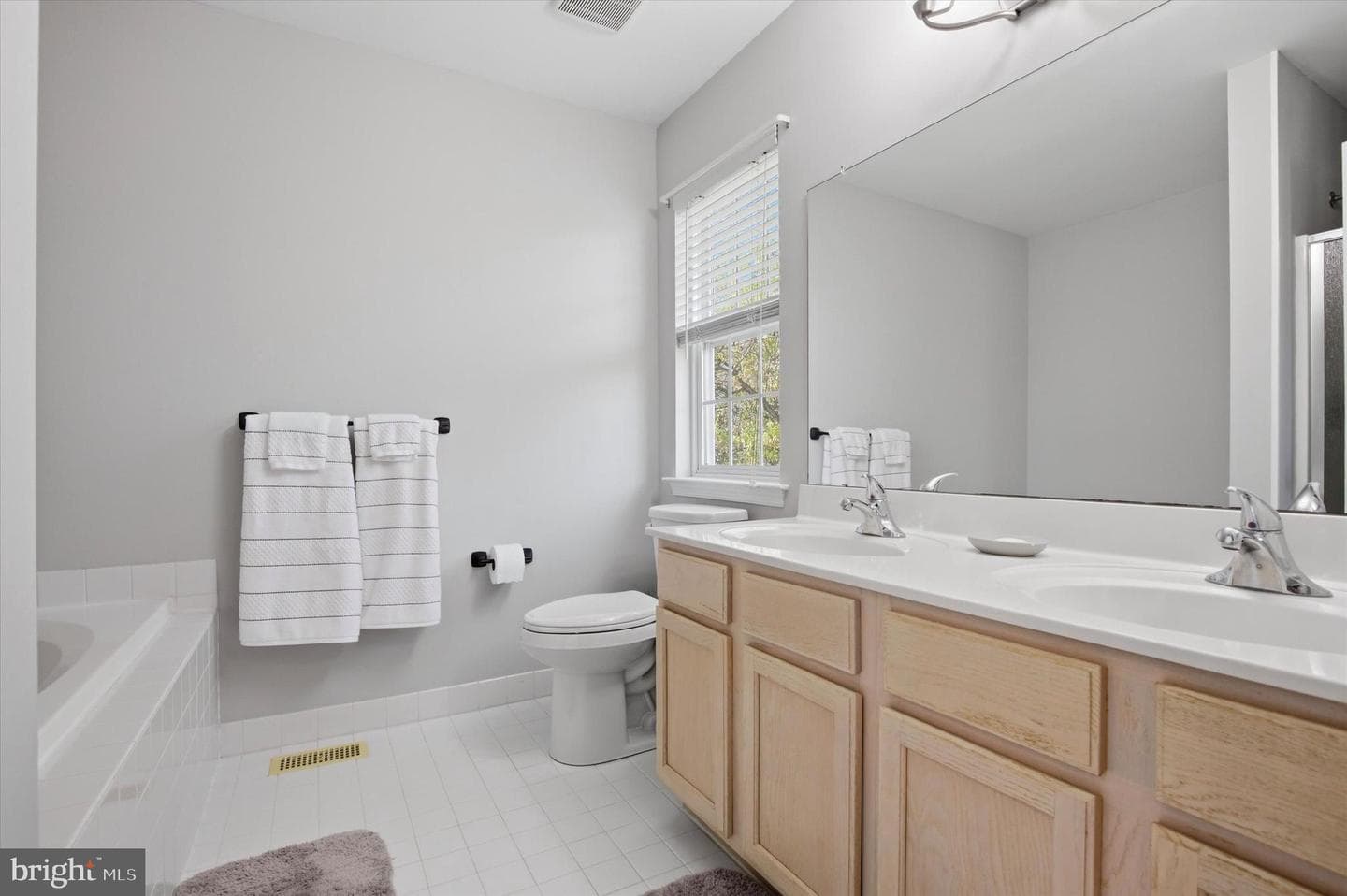 325 Green View Court photo 18