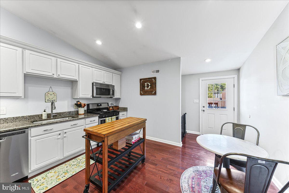 387 E Hector Street photo 8