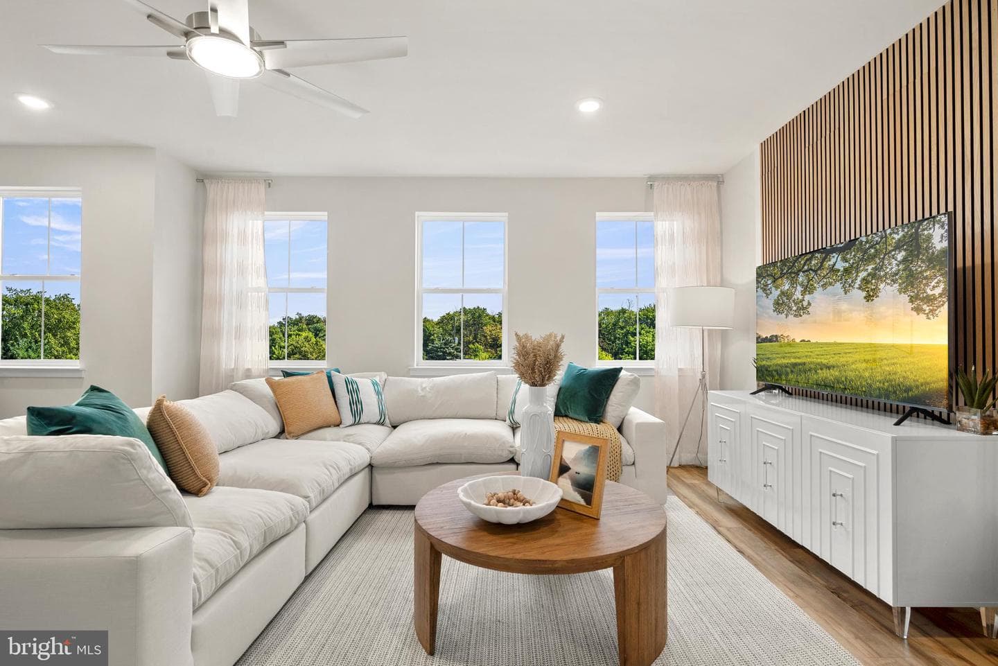 35 Continental Way photo 19